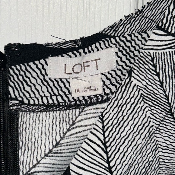Loft Tropical Black & White Print Shorts
Romper V-Neck Size 14 - Picture 7 of 7